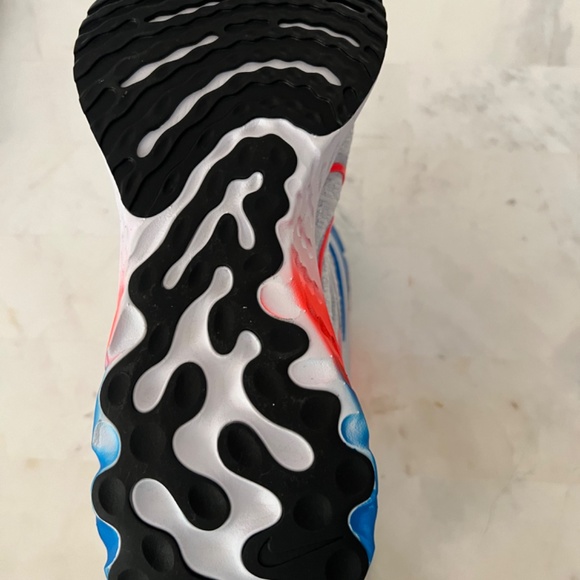 Nike - Picture 3 of 4